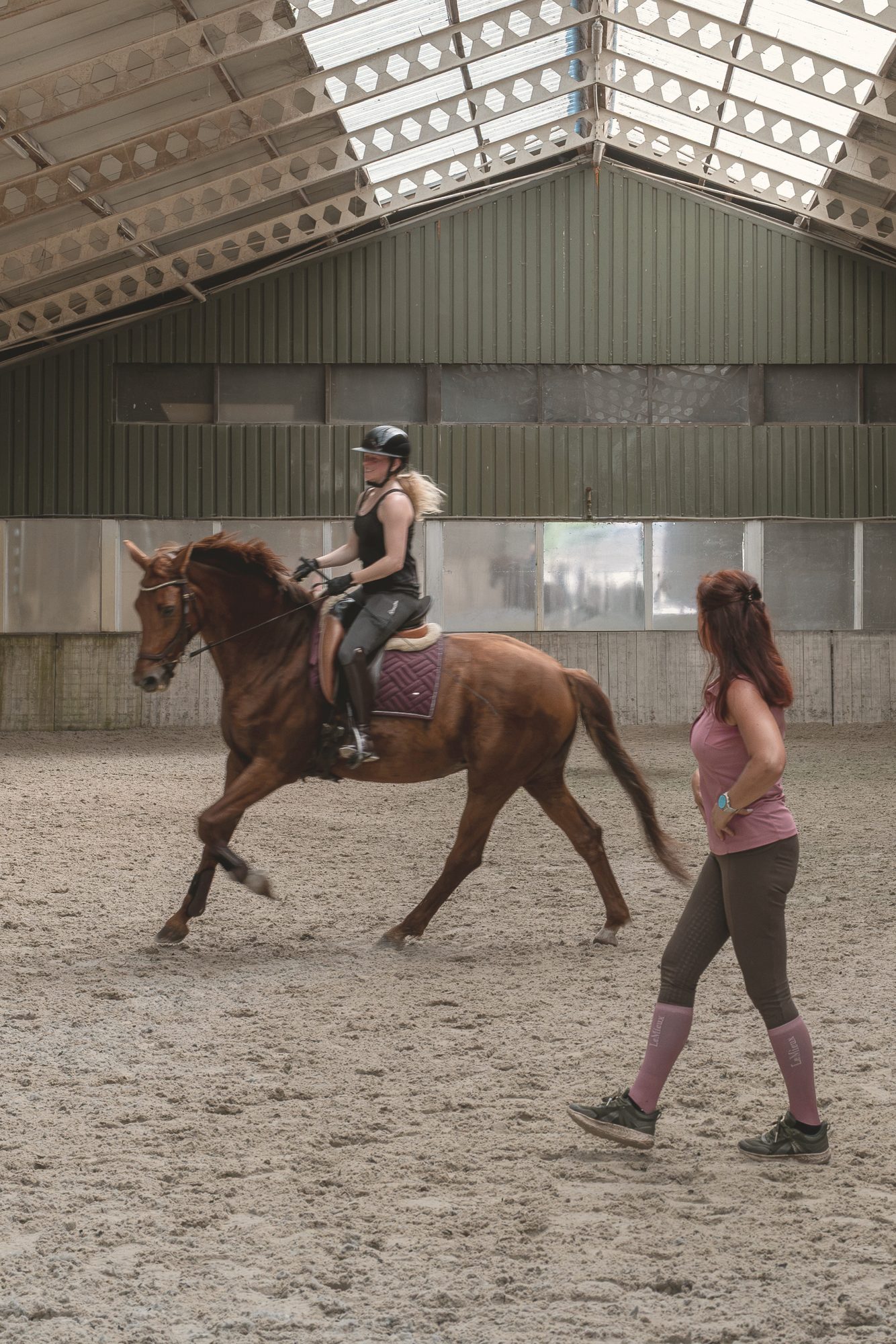 Dezelfde ruiter, nu op haar eigen paard