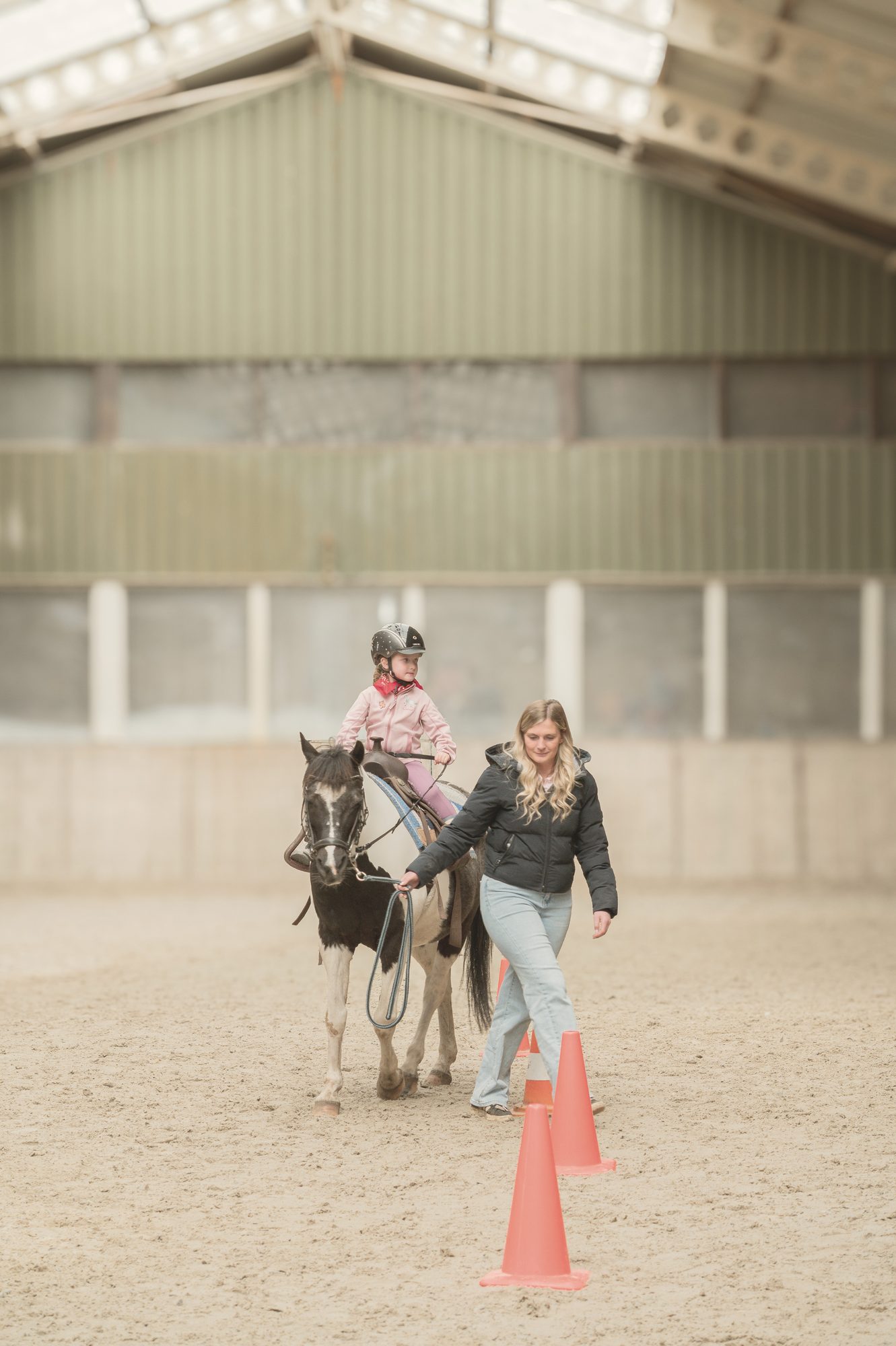 Lisa met één kind bij de pony
