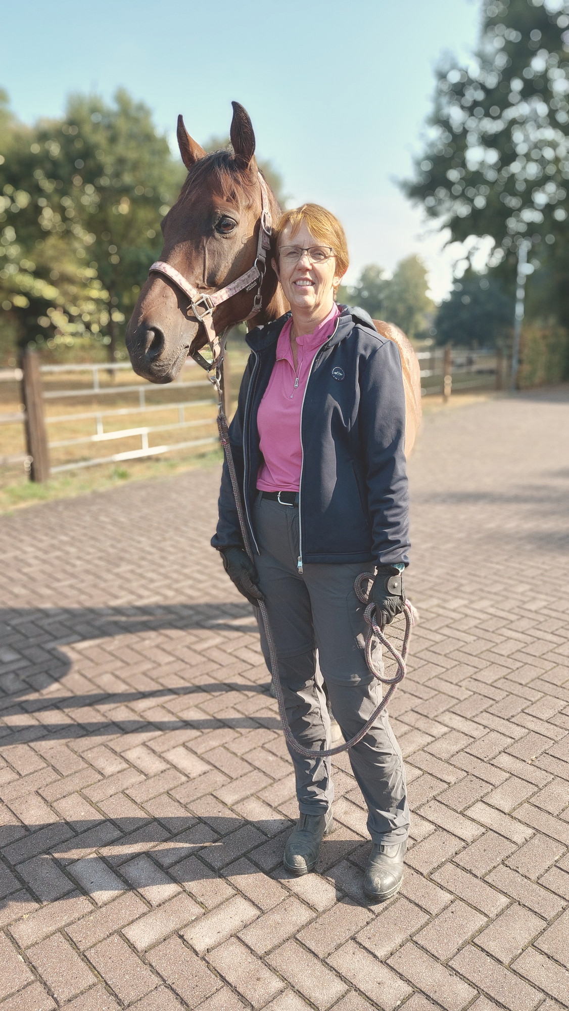Ilonka Godschalk met een paard aan de hand op het erf